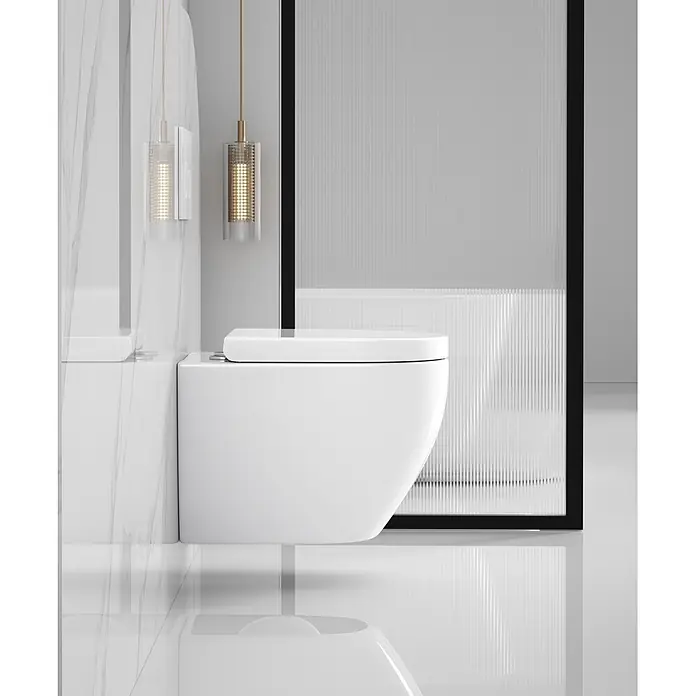 Sanicomfort Wand-WC-Set Adonis 2.0 - Spülrandlos, Spülform: Tief, WC Abgang: Waagerecht, Weiß - Ein schlankes, weißes Wand-WC in einem modernen Bad, neben einer strukturierten Glasabtrennung.