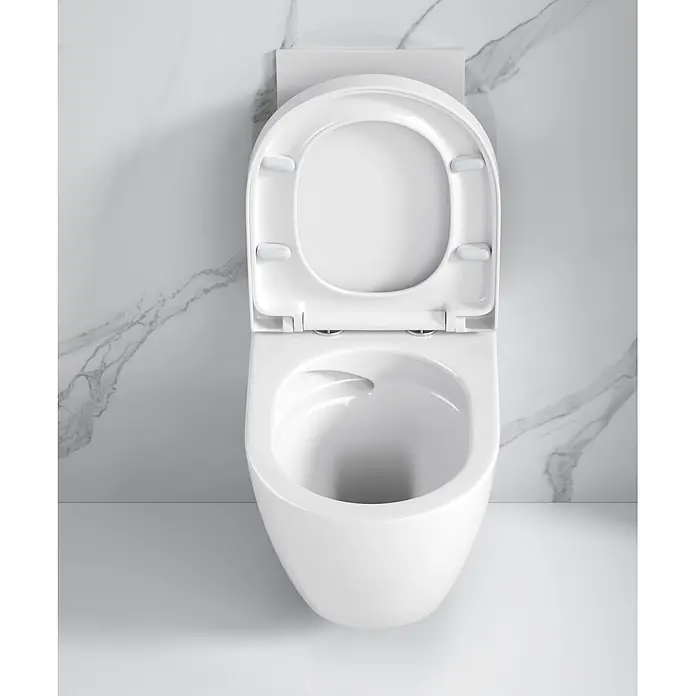 Sanicomfort Wand-WC-Set Adonis 2.0 - Spülrandlos, Spülform: Tief, WC Abgang: Waagerecht, Weiß - Weißes Keramik-WC mit geöffnetem Deckel vor Marmorwand.