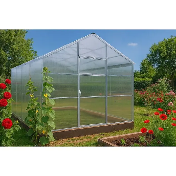 Garten Dream Gewächshaus Flora, 4mm Polycarbonat - 300 x 1.000 cm, Material Seitenwand: Kunststoff, 4 mm, Silber - Geräumiges, transparentes Gewächshaus mit silbernem Rahmen und dunklem Sockel, in einem sonnigen Garten.