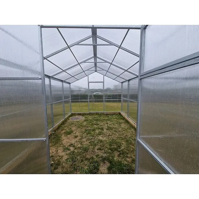 Garten Dream Gewächshaus Flora, 10mm Polycarbonat - 300 x 600 cm, Material Seitenwand: Kunststoff, 10 mm, Silber - Leeres Gewächshaus mit Aluminiumrahmen und transluzenten Polycarbonatplatten, von innen, bereit zum Gärtnern.