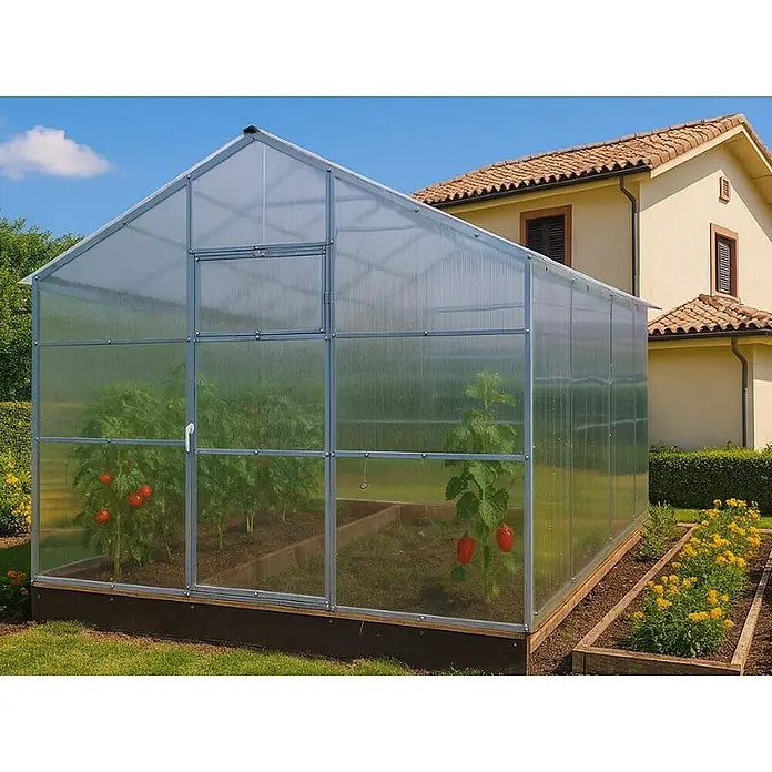 Garten Dream Gewächshaus Flora, 4mm Polycarbonat - 300 x 1.000 cm, Material Seitenwand: Kunststoff, 4 mm, Silber - Ein Gewächshaus mit Metallrahmen und transparenten Paneelen, in dem Tomaten- und Paprikapflanzen wachsen, in einem Garten neben einem Haus.