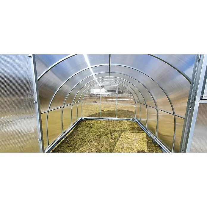 Garten Dream Gewächshaus - Außenmaß inkl. Dachüberstand (B x T): 250 x 800 cm, Material Seitenwand: Kunststoff, 4 mm, Silber - Innenansicht eines transparenten, gewölbten Gewächshauses mit geriffelten Polycarbonatplatten und Metallrahmen, bereit zur Bepflanzung.
