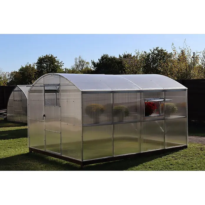 Garten Dream Gewächshaus Gardener, 6mm Polycarbonat - Außenmaß inkl. Dachüberstand (B x T): 300 x 600 cm, Material Seitenwand: Kunststoff, 6 mm, Silber - Transparentes Polycarbonat-Gewächshaus mit Bogendach, offenem Lüftungsfenster und Topfblumen.