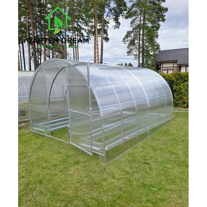 Garten Dream Gewächshaus Titan, 10mm Polycarbonat - Außenmaß inkl. Dachüberstand (B x T): 300 x 400 cm, Material Seitenwand: Kunststoff, 10 mm, Silber - Gewölbtes, transparentes Polycarbonat-Gewächshaus mit silbernem Metallrahmen, im Freien aufgebaut.