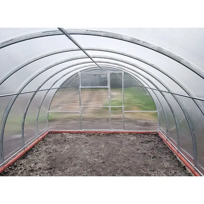 Garten Dream Gewächshaus Sofia, 4mm Polycarbonat - Außenmaß inkl. Dachüberstand (B x T): 350 x 600 cm, Material Seitenwand: Kunststoff, 4 mm, Silber - Leerer, gewölbter Gewächshaus-Innenraum mit klaren Platten, silbernem Rahmen und rotem Sockel. Mit Fronttür und Fenster.