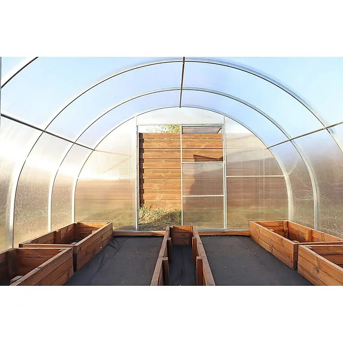 Garten Dream Gewächshaus Majestic, 4mm Polycarbonat - Außenmaß inkl. Dachüberstand (B x T): 400 x 400 cm, Material Seitenwand: Kunststoff, 4 mm, Silber - Geräumiges Gewächshaus-Interieur mit transparenten Bogenpaneelen, Metallrahmen und erhöhten Holzbeeten auf schwarzem Bodenvlies, bereit zum Bepflanzen.
