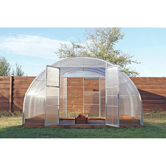 Garten Dream Gewächshaus Majestic, 4mm Polycarbonat - Außenmaß inkl. Dachüberstand (B x T): 400 x 400 cm, Material Seitenwand: Kunststoff, 4 mm, Silber - Gewölbtes Polycarbonat-Gewächshaus mit geöffneten Türen auf Holzsockel, im Garten.