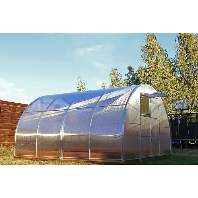 Garten Dream Gewächshaus Majestic, 4mm Polycarbonat - Außenmaß inkl. Dachüberstand (B x T): 400 x 400 cm, Material Seitenwand: Kunststoff, 4 mm, Silber - Gewölbtes transparentes Polycarbonat-Gewächshaus mit Metallrahmen und offener Lüftung, in einem sonnigen Garten.