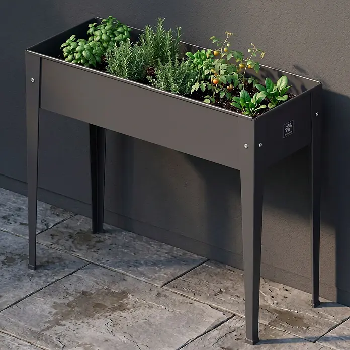 Herstera Garden Hochbeet - 100 x 40 x 84 cm, Metall, Anthrazit - Dunkelgraues Hochbeet aus Metall mit Basilikum, Rosmarin, Spinat und kleinen Tomatenpflanzen auf einer Terrasse.
