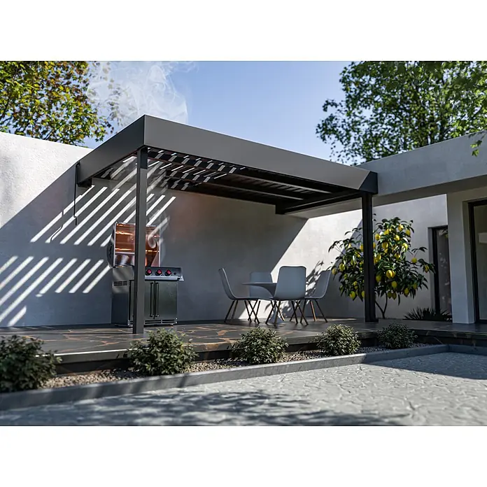 Terrassenüberdachung nach Maß - Stahl, Konfigurierbar - Schwarze Metallpergola überdacht eine moderne Außenterrasse mit Grill und Esstisch, wirft Streifenschatten.