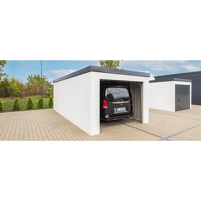 Garagen nach Maß - Konfigurierbar - Moderne weiße Garage mit dunkelgrauem Flachdach und offener Einfahrt, darin ein schwarzer Transporter. Eine zweite passende Garage daneben.