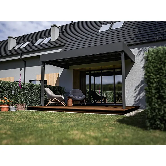 Terrassenüberdachung nach Maß - Stahl, Konfigurierbar - Moderne schwarze Pergola am Haus, die eine Holzterrasse mit zwei Loungesesseln beschattet.