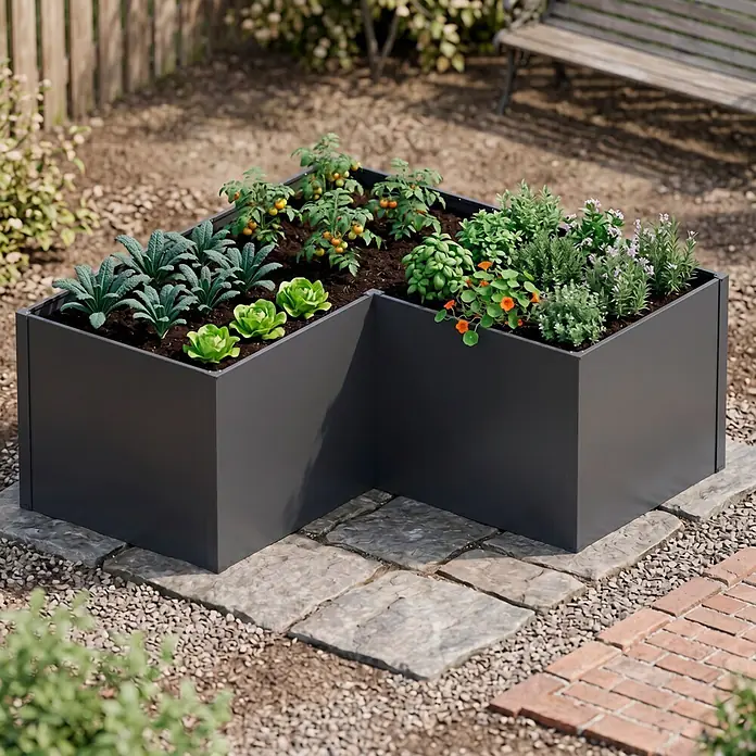 Floraworld Hochbeet Twin-Wall - 180 x 180 x 76 cm, Stahl, Anthrazit - Dunkelgraues L-förmiges Hochbeet mit Gemüse und Kräutern, auf Steinplatten in einem Garten.