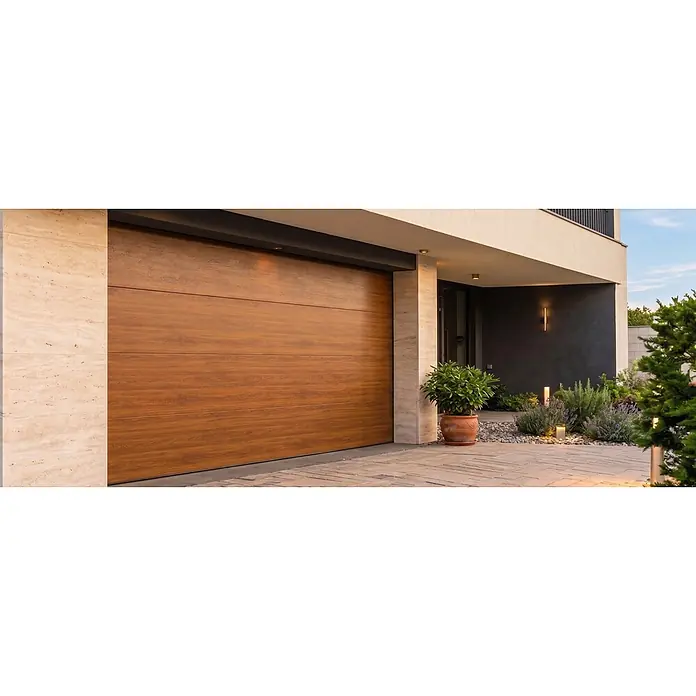 Garagentor nach Maß - Konfigurierbar - Modernes Garagentor in warmer Holzoptik, integriert in einen zeitgenössischen Hauseingang mit Steinverkleidung und dezenter Beleuchtung.