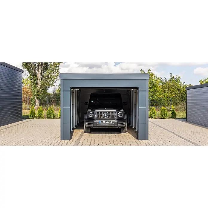 Garagen nach Maß - Konfigurierbar - Moderner grauer Metall-Carport mit schwarzem Mercedes G-Wagon auf gepflasterter Einfahrt.