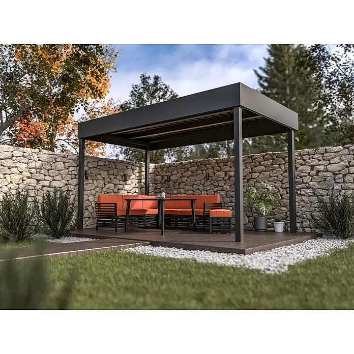 Terrassenüberdachung nach Maß - Stahl, Konfigurierbar - Dunkelgraue Metall-Pergola mit orangefarbenen Outdoor-Sitzmöbeln auf Holzterrasse im Garten.