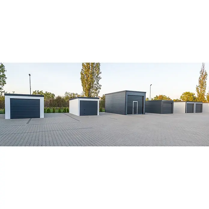 Garagen nach Maß - Konfigurierbar - Moderne dunkelgraue und weiße Fertiggaragen mit Rolltoren, einige mit Seitentüren, auf einem gepflasterten Platz.