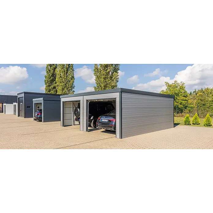 Garagen nach Maß - Konfigurierbar - Dunkelgraue modulare Metallgaragen mit horizontaler Verkleidung, zwei mit parkenden Autos, auf einem gepflasterten Außenbereich.