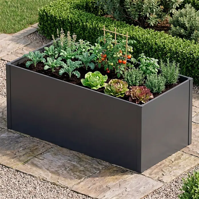 Floraworld Hochbeet Twin-Wall - 90 x 180 x 76 cm, Stahl, Anthrazit - Dunkelgraues Hochbeet aus Metall mit Gemüse und Kräutern auf einer gepflasterten Terrasse.