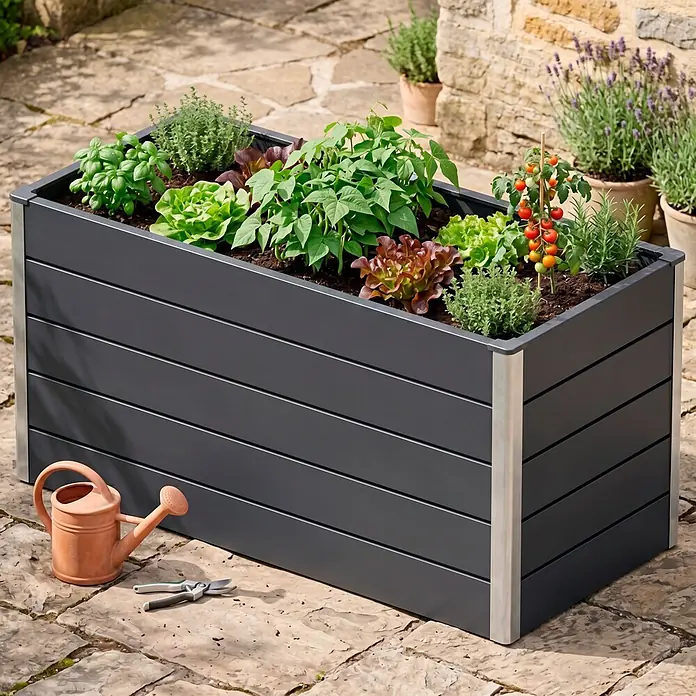 GroJa Solid Hochbeet - 150 x 70 x 75 cm, Verbundwerkstoff, Anthrazit - Dunkelgraues Hochbeet mit Metallakzenten, bepflanzt mit Kräutern und Gemüse, auf einer Steinterrasse mit Gießkanne und Schere.