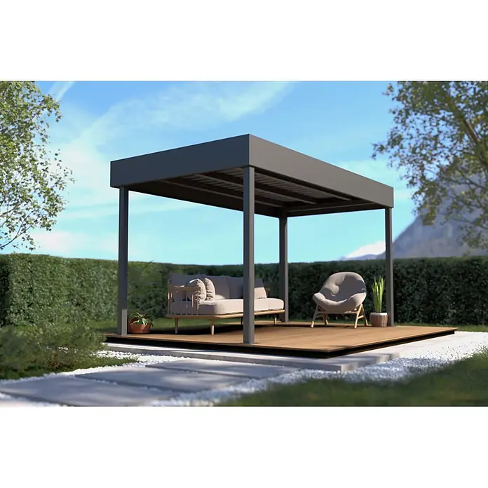 Terrassenüberdachung nach Maß - Stahl, Konfigurierbar - Dunkelgraue moderne Pergola über Holzterrasse mit hellgrauem Outdoor-Sofa und Stuhl im Garten.