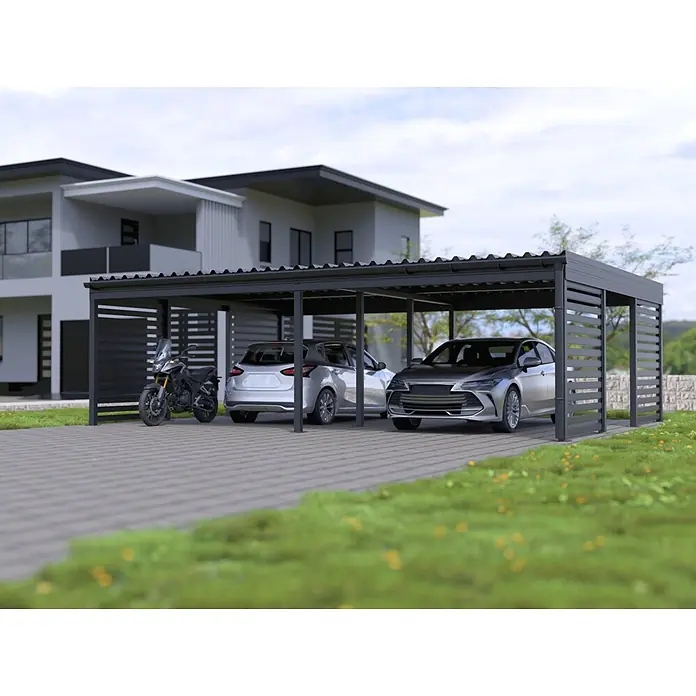 Carport Planer - Konfigurierbar, Stahl - Dunkelgrauer Metall-Doppelcarport schützt zwei Autos und ein Motorrad vor einem modernen Haus.
