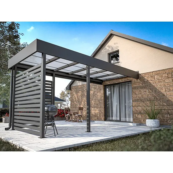Terrassenüberdachung nach Maß - Stahl, Konfigurierbar - Dunkelgraue Pergola mit lichtdurchlässigem Dach und Lamellen-Seitenwand, als Terrassenüberdachung.