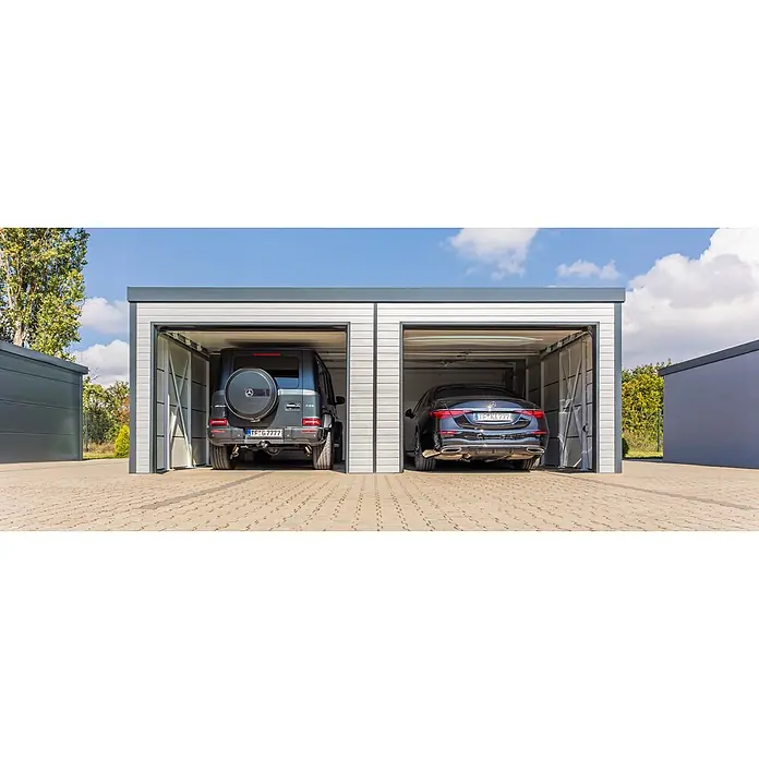 Garagen nach Maß - Konfigurierbar - Zwei moderne graue Metallgaragen nebeneinander, mit geöffneten Rolltoren und darin geparkten Autos.