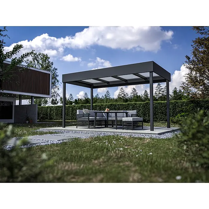 Terrassenüberdachung nach Maß - Stahl, Konfigurierbar - Dunkelgraue Metallpergola mit transparentem Dach und Outdoor-Lounge-Set im Garten.