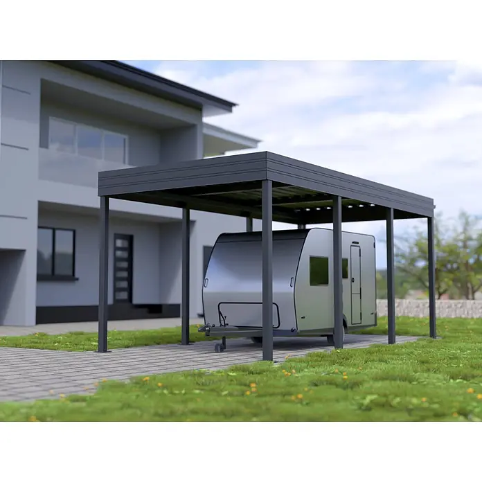 Carport maßgefertigt - Konfigurierbar, Stahl - Dunkelgraues Metall-Carport schützt einen silbernen Wohnwagen auf einer gepflasterten Auffahrt neben einem modernen Haus.