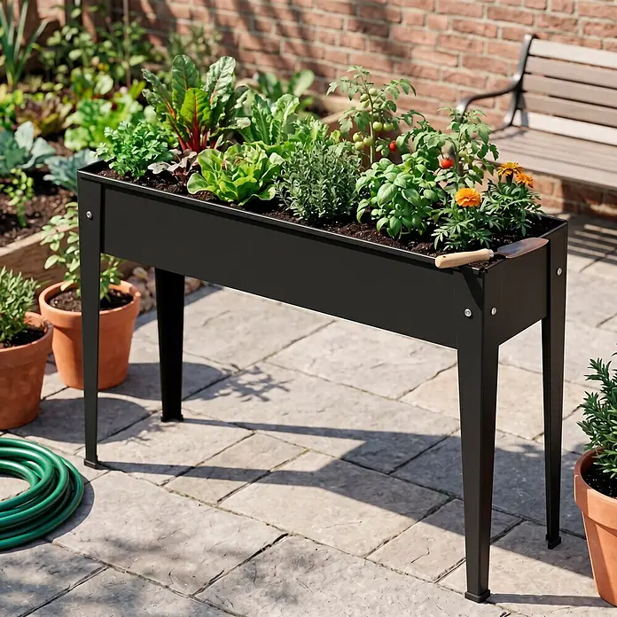 Siena Garden Hochbeet Slim - 98 x 25 x 82 cm, Metall, Anthrazit - Schwarzes Hochbeet gefüllt mit üppigen Grünpflanzen und bunten Blumen in einer Gartenumgebung.