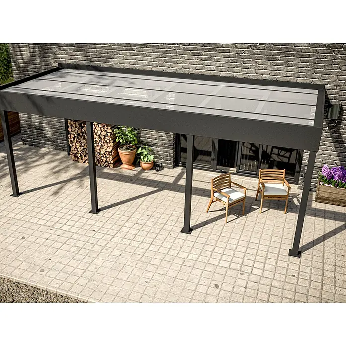 Terrassenüberdachung nach Maß - Stahl, Konfigurierbar - Dunkelgraue Terrassen-Pergola mit transluzentem Dach, bietet Schutz über gefliestem Außenbereich mit Stühlen.