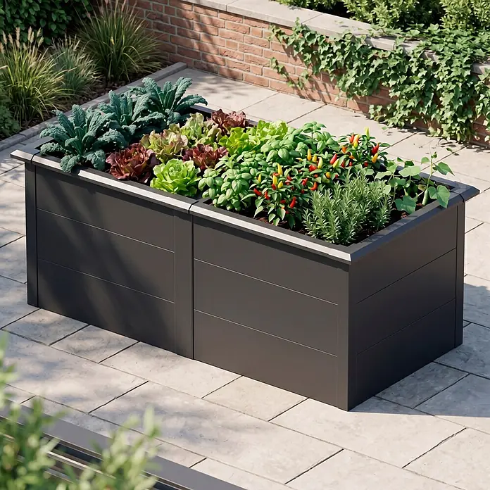 Westmann Hochbeet Primus XL - 100 x 200 x 77 cm, Stahl, Anthrazit - Dunkelgraues Hochbeet aus Metall mit verschiedenen Kräutern und Gemüse auf einer hellen Terrasse.