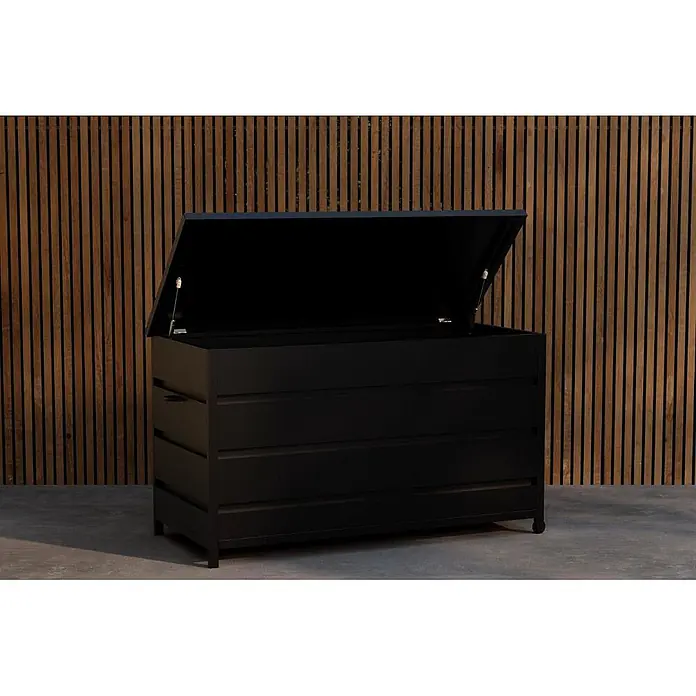 Ebuy24 Garten-Aufbewahrungsbox Nisis - Schwarz, Kunststoff - Schwarze Outdoor-Aufbewahrungsbox mit Lamellenfront und offenem Deckel, die den geräumigen Innenraum zeigt.
