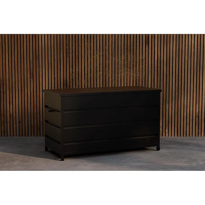 Ebuy24 Garten-Aufbewahrungsbox Nisis - Schwarz, Kunststoff - Schwarze Kommode mit vier Schubladen vor einer Holzlamellenwand.
