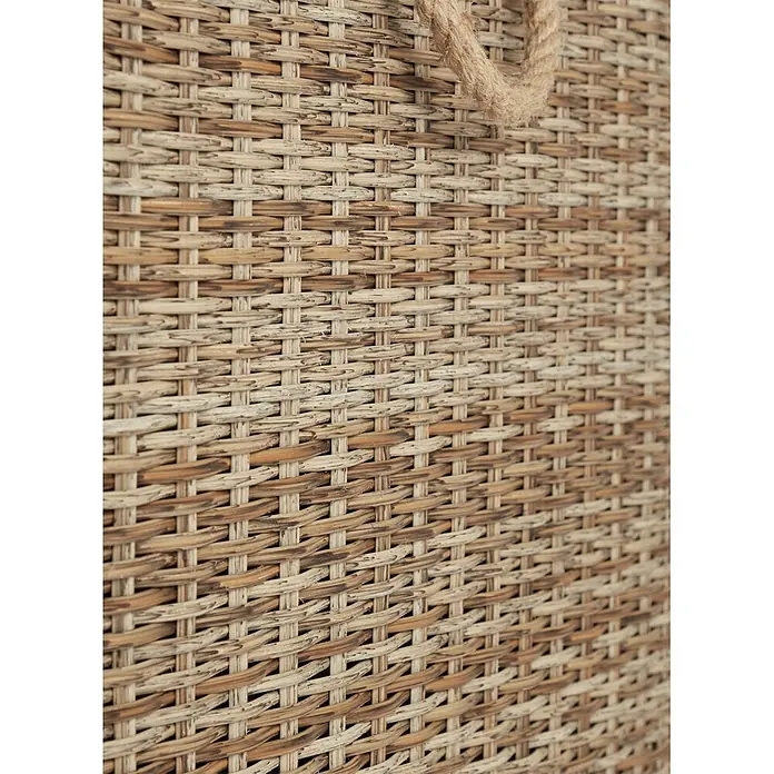 Ebuy24 Garten-Aufbewahrungsbox Gram - L x B x H: 75 x 150 x 80 cm, Natur, Kunststoff - Nahaufnahme eines geflochtenen Korbes aus Rattan in natürlichen Braun- und Beigetönen, mit einem sichtbaren Seilgriff.