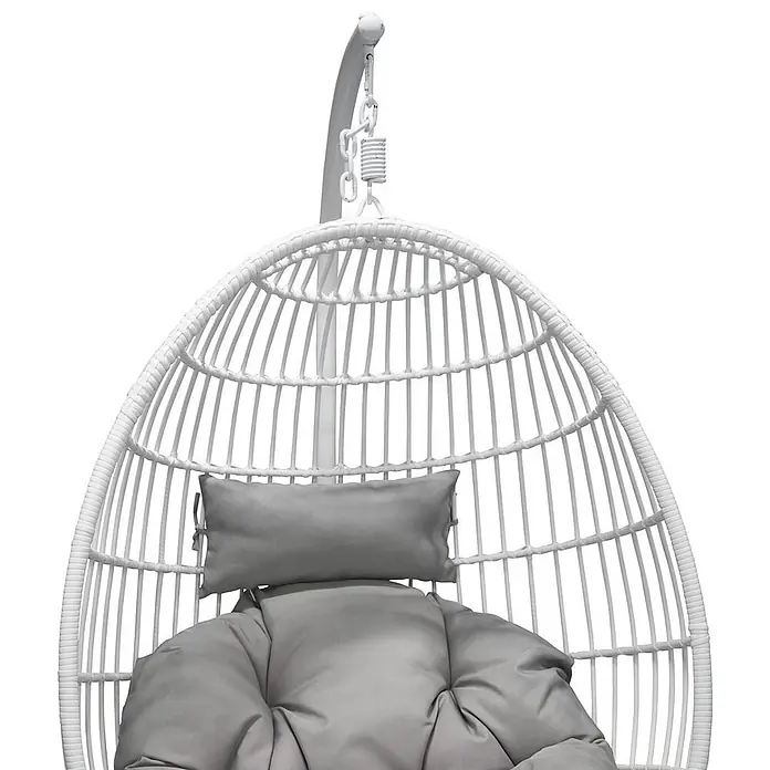Ebuy24 Hängesessel Viga - Polyester, Weiß - Weißer Rattan Hängesessel mit grauen Kissen, an einem Gestell aufgehängt.