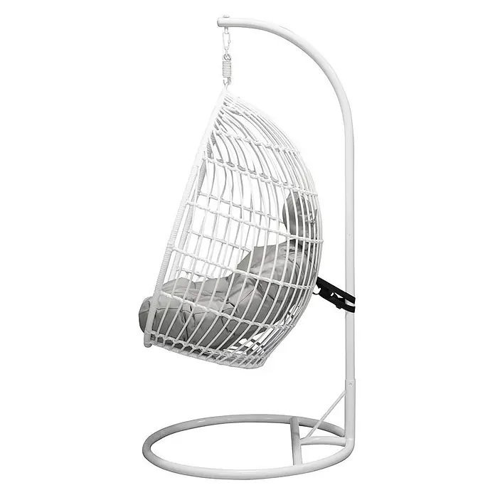 Ebuy24 Hängesessel Viga - Polyester, Weiß - Weißer Rattan-Hängesessel mit grauem Kissen, an einem weißen Metallgestell aufgehängt.