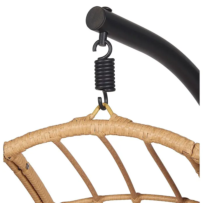 Ebuy24 Hängesessel Jerry - L x B x H: 128 x 128 x 190 cm, Natur - Nahaufnahme des naturfarbenen Rattanrahmens eines Hängesessels, der an einer schwarzen Feder und einem schwarzen Metallständer hängt.