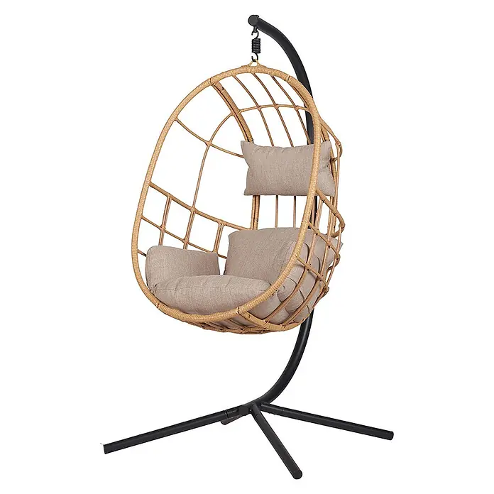 Ebuy24 Hängesessel Jerry - L x B x H: 128 x 128 x 190 cm, Natur - Eiförmiger Rattan-Hängesessel mit beigen Kissen auf einem schwarzen Metallgestell.