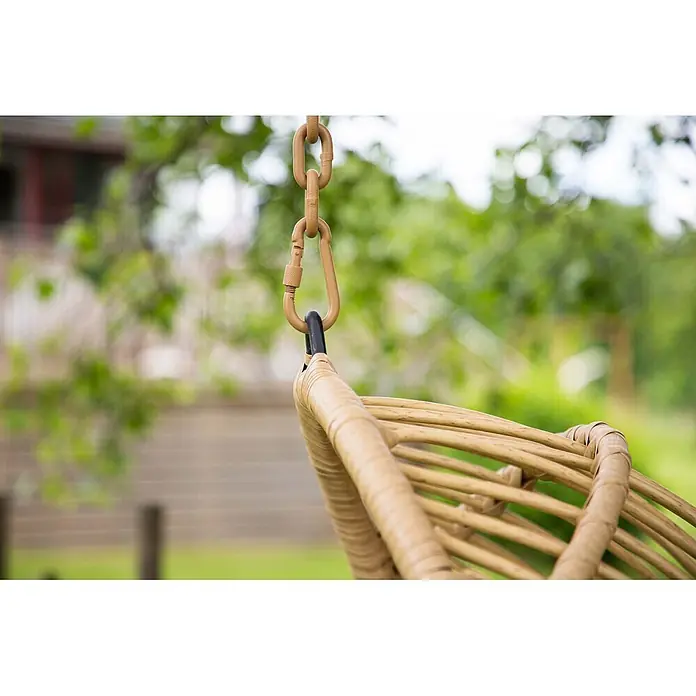 Ebuy24 Hängesessel Pulau - L x B x H: 70 x 77 x 120 cm, Natur - Nahaufnahme eines hellbraunen Rattan-Hängesessels, aufgehängt an einer passenden Kette und Karabinerhaken im Freien.