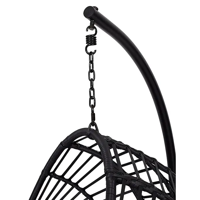 Ebuy24 Hängesessel Armin - Sonstiges, Schwarz - Schwarzes Metallgestell mit Feder und Kette, die einen schwarzen geflochtenen Hängesessel halten.