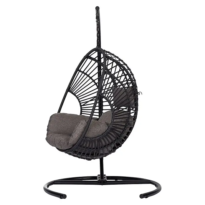 Ebuy24 Hängesessel Armin - Sonstiges, Schwarz - Ein schwarzer Rattan-Hängesessel mit schwarzem Metallgestell und grauen Kissen.