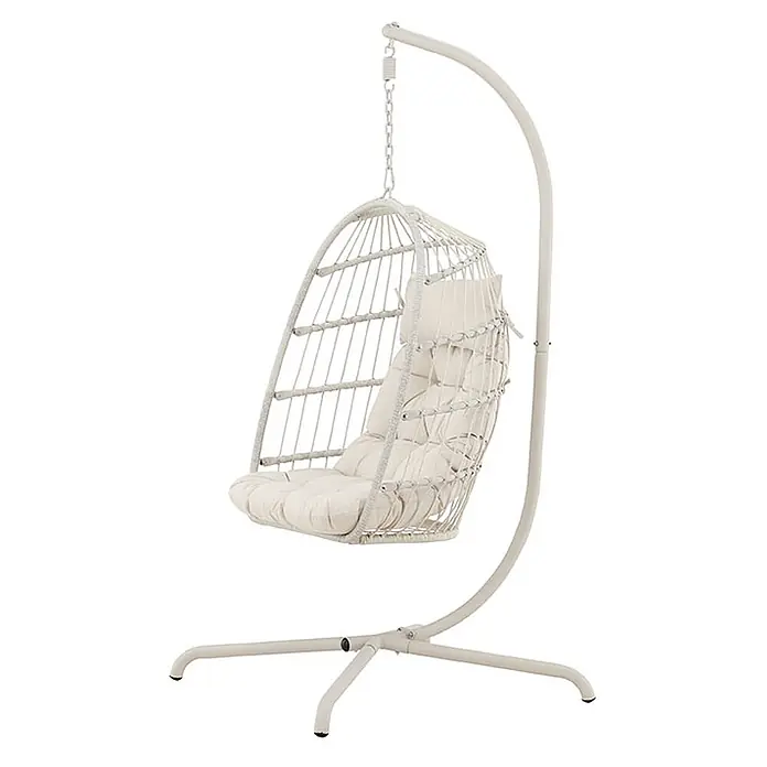 Ebuy24 Hängesessel Trezza - Sonstiges, Beige - Ein hellfarbener geflochtener Hänge-Eiersessel mit cremefarbenen Kissen, an einem passenden Metallgestell aufgehängt.