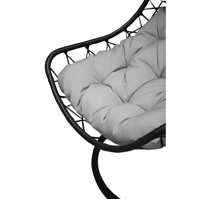 Ebuy24 Hängesessel Vide - Polyester, Schwarz - Nahaufnahme eines schwarzen Korbsessels mit dickem, hellgrauem, gestepptem Kissen.
