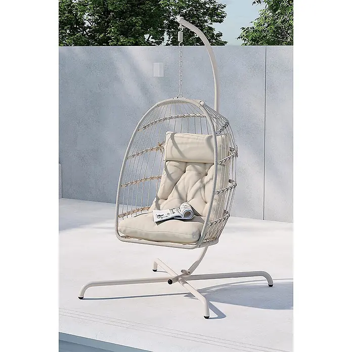 Ebuy24 Hängesessel Trezza - Sonstiges, Beige - Cremefarbener Outdoor-Hängesessel in Ei-Form mit Gestell und Plüschkissen auf einer Terrasse.