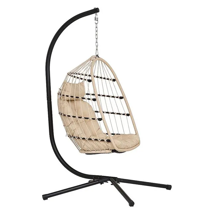 Ebuy24 Hängesessel Petra - Sonstiges, Grau - Beige geflochtener Hängesessel mit cremefarbenen Kissen auf einem schwarzen Metall-C-Ständer.