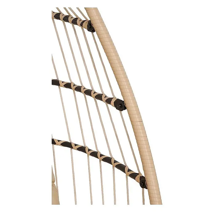 Ebuy24 Hängesessel Petra - Sonstiges, Grau - Nahaufnahme von beigen, geflochtenen Rattan-Schnüren und -Bändern, die eine Stuhllehne bilden, gestützt durch schwarze Stangen.