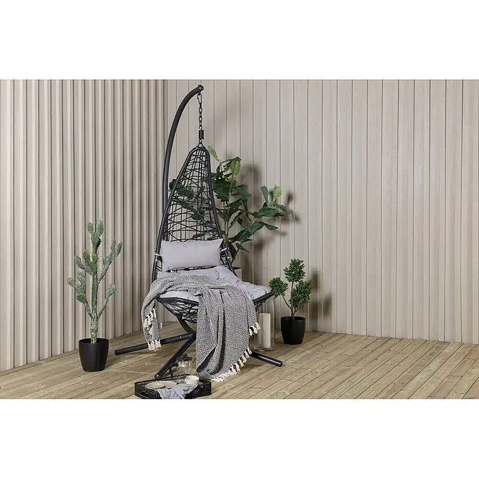 Ebuy24 Hängesessel Edinburgh - Polyester, Schwarz, Grau - Dunkelgrauer Eierstuhl mit grauen Kissen und gemusterter Decke, auf Holzterrasse mit Topfpflanzen.