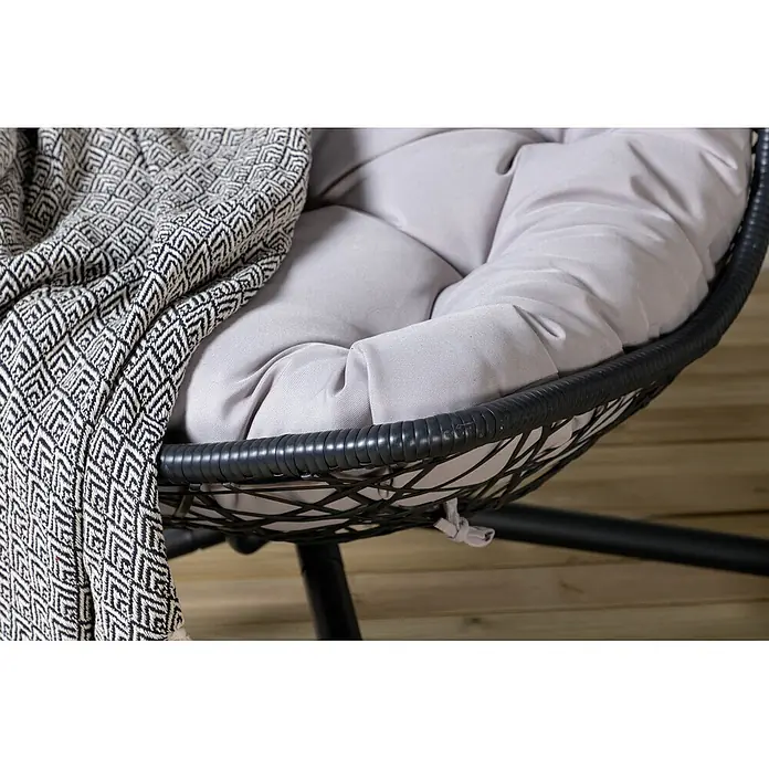Ebuy24 Hängesessel Edinburgh - Polyester, Schwarz, Grau - Dunkler Korbsessel mit hellgrauem Kissen und schwarz-weiß gemusterter Decke auf Holzterrasse.